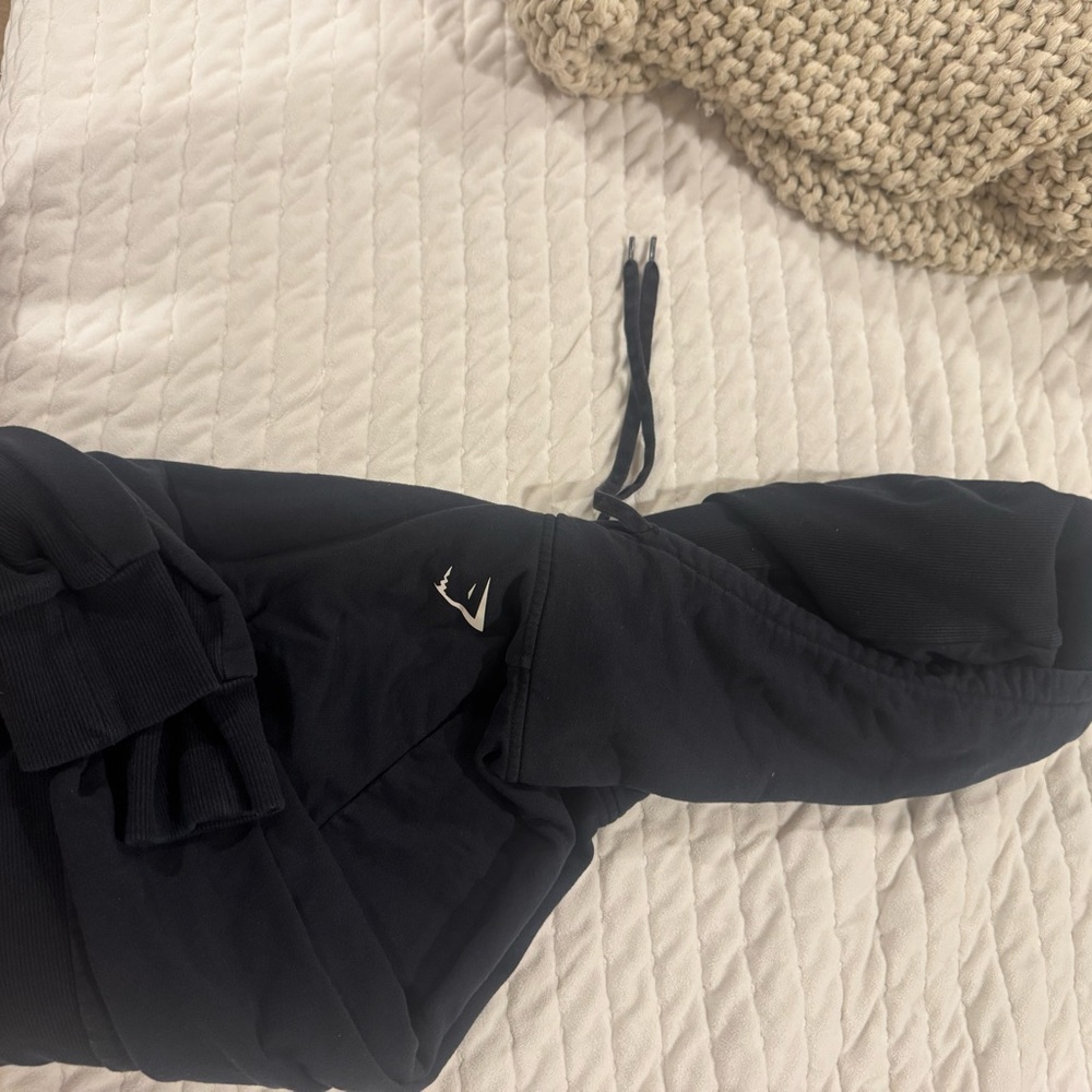 Black Cropped Gymshark Hoodie in Medium